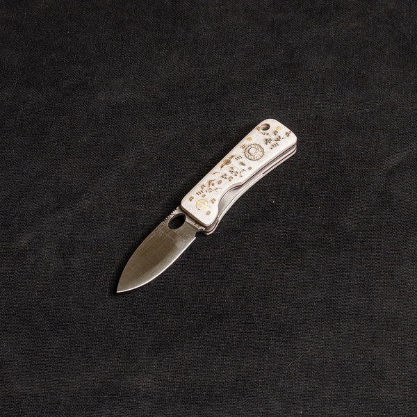 Kam Davulu İşlemeli Beyaz Mikarta İçten Kilitli Çakı - J10 - D2