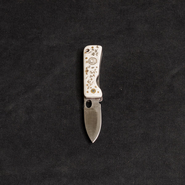 Kam Davulu İşlemeli Beyaz Mikarta İçten Kilitli Çakı - J10 - D2