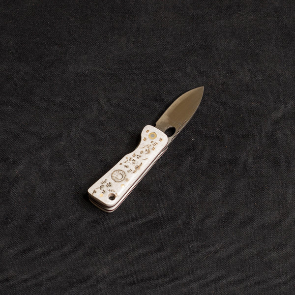 Kam Davulu İşlemeli Beyaz Mikarta İçten Kilitli Çakı - J10 - D2