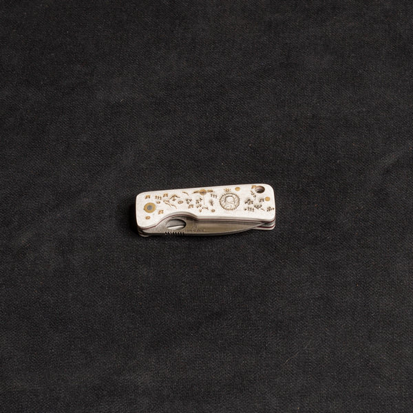 Kam Davulu İşlemeli Beyaz Mikarta İçten Kilitli Çakı - J10 - D2