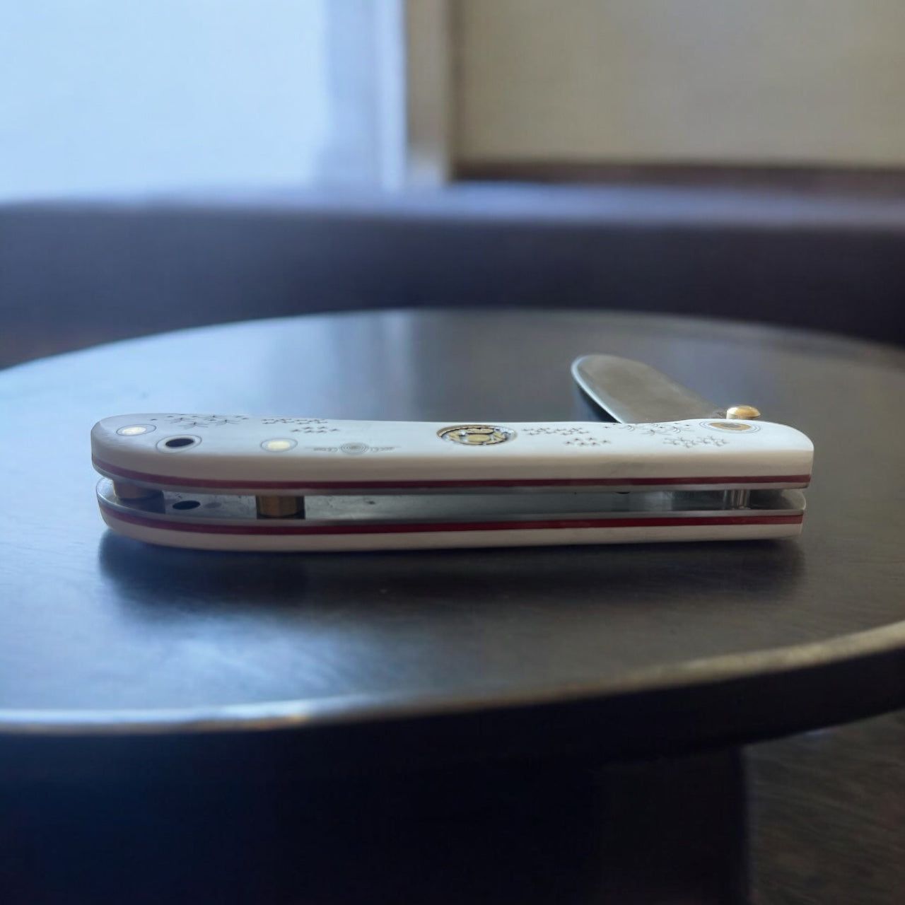 İçten Kilitli Rulmanlı  Tactical Çakı Kam Davulu İşlemeli Beyaz - T20 - N690