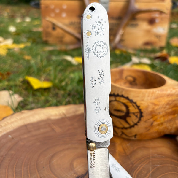 Beyaz Mikarta Kabzalı Kam Davulu Deseni İşlemeli Çakı T30 N690