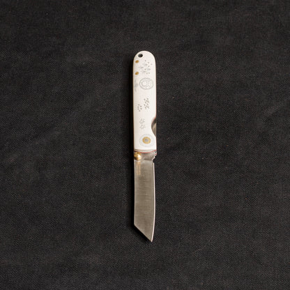 Beyaz Mikarta Kabzalı Kam Davulu Deseni İşlemeli Çakı T30 N 690