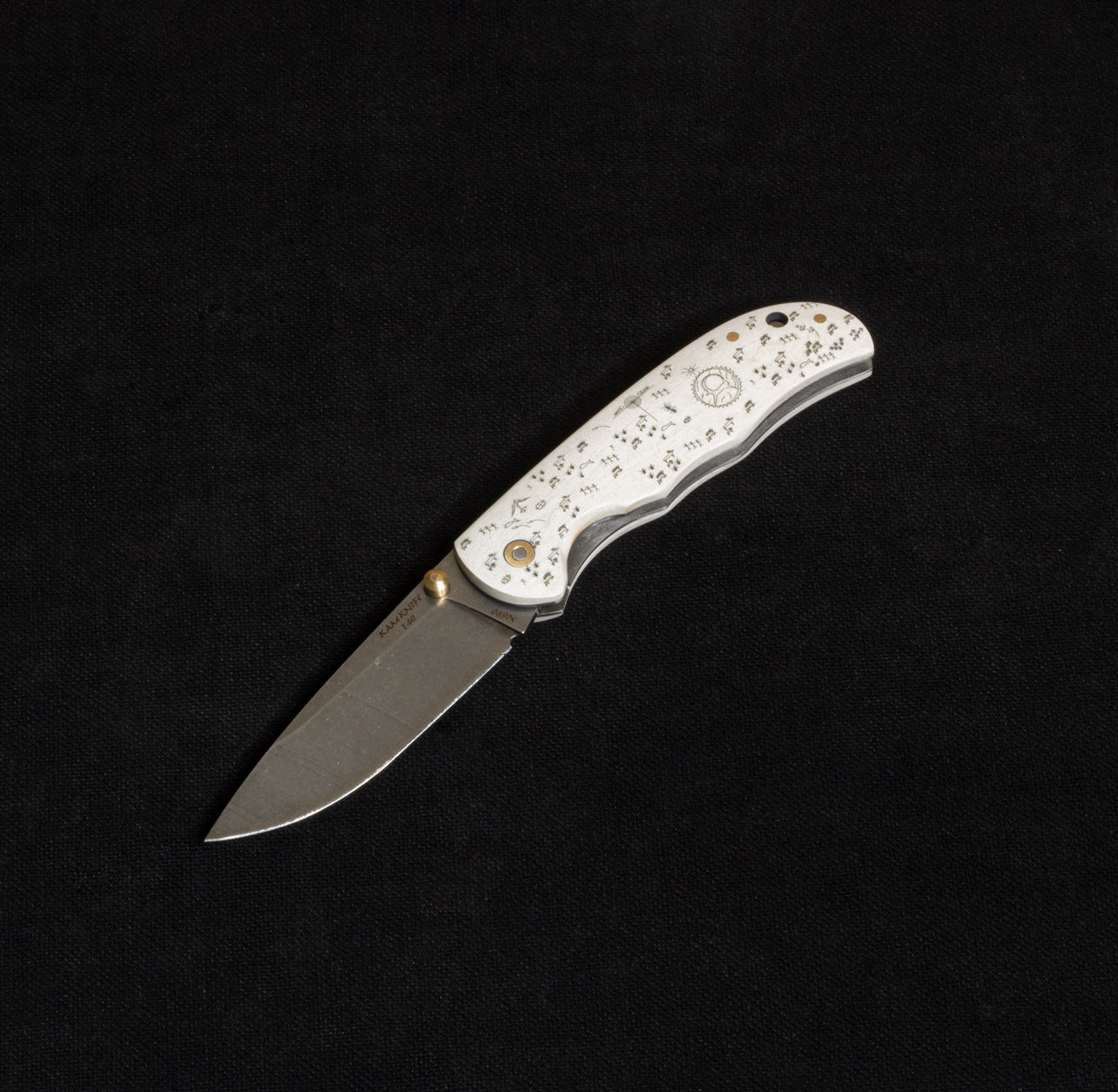 İçten Kilitli Rulmanlı Tactical Çakı Beyaz Kam Davulu  Desenli  - T40 - N690