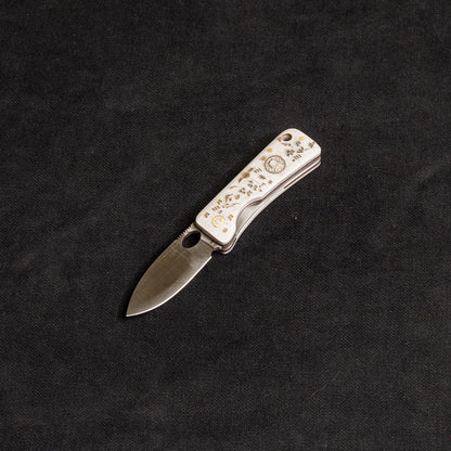 Kam Davulu İşlemeli Beyaz Mikarta İçten Kilitli Çakı - J10 - D2