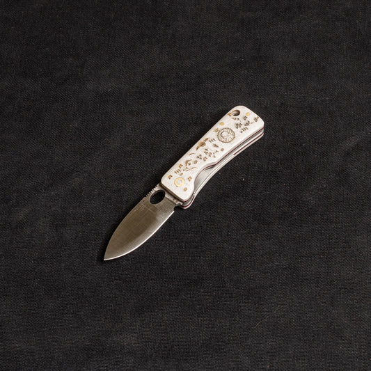 Kam Davulu İşlemeli Beyaz Mikarta İçten Kilitli Çakı - J10 - D2