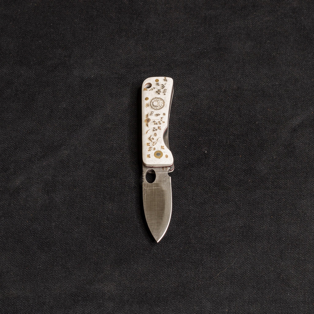 Kam Davulu İşlemeli Beyaz Mikarta İçten Kilitli Çakı - J10 - D2