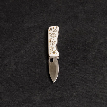 Kam Davulu İşlemeli Beyaz Mikarta İçten Kilitli Çakı - J10 - D2