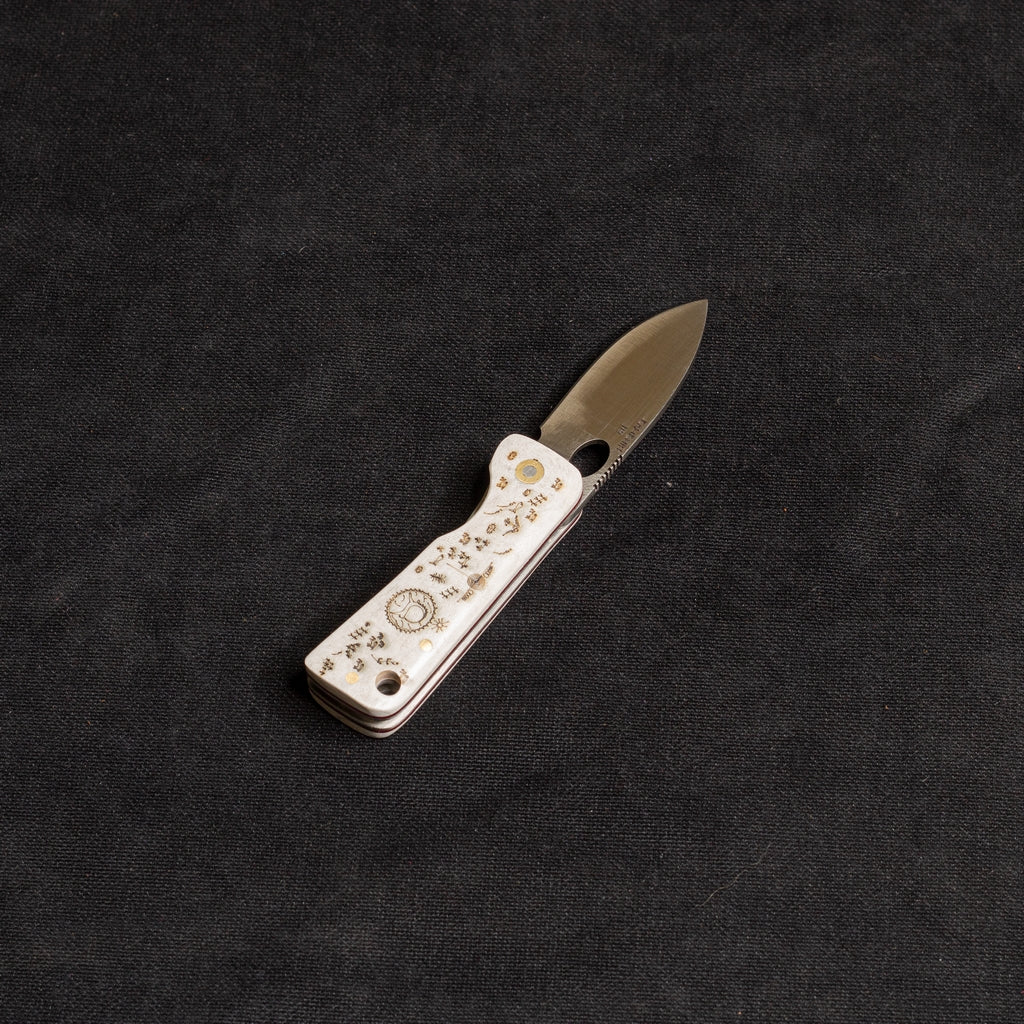 Kam Davulu İşlemeli Beyaz Mikarta İçten Kilitli Çakı - J10 - D2