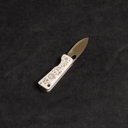 Kam Davulu İşlemeli Beyaz Mikarta İçten Kilitli Çakı - J10 - D2