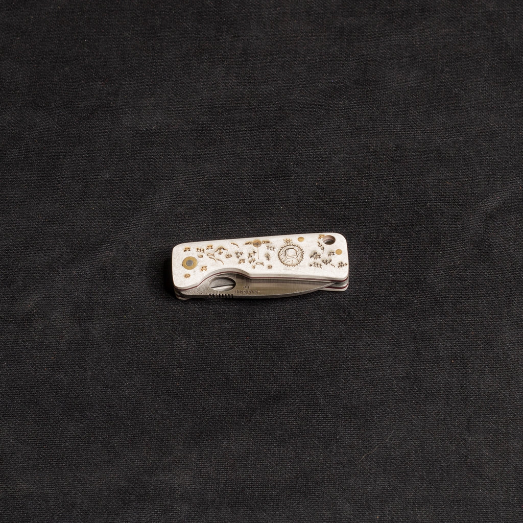 Kam Davulu İşlemeli Beyaz Mikarta İçten Kilitli Çakı - J10 - D2