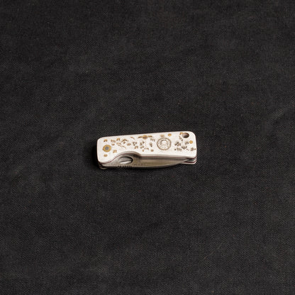 Kam Davulu İşlemeli Beyaz Mikarta İçten Kilitli Çakı - J10 - D2