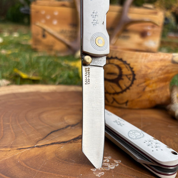 Beyaz Mikarta Kabzalı Kam Davulu Deseni İşlemeli Çakı T30 N690